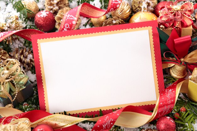 Tarjeta de navidad en blanco con ornamentos alrededor