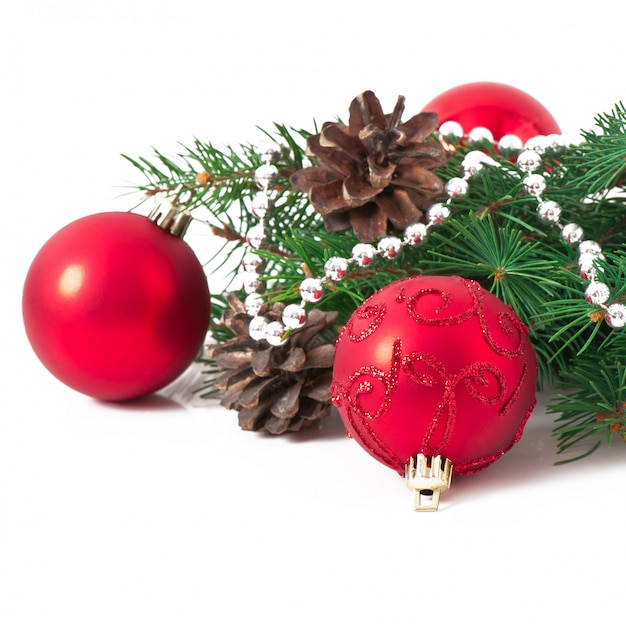 Tarjeta de navidad con una campana roja y ramas de abeto