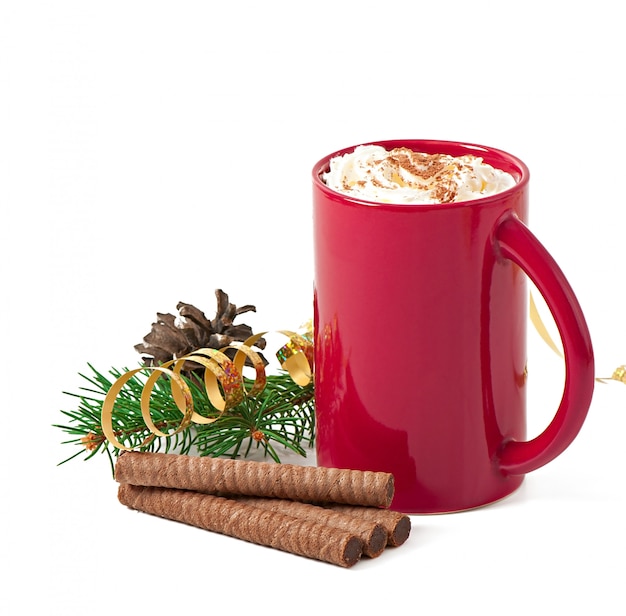 Tarjeta de navidad con taza de café roja cubierta con crema batida