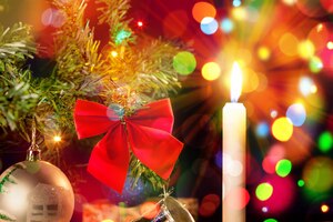Foto gratis tarjeta navideña con velas y adornos en el árbol de navidad. ramo. hermoso árbol de navidad con adornos y velas al frente. feliz navidad