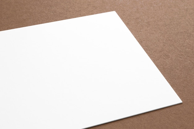 Tarjeta de papel en blanco sobre fondo de cartón. Cerrar vista 3d render.