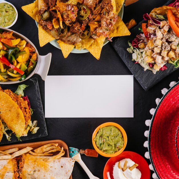 Tarjeta de papel de primer plano en medio de la comida mexicana