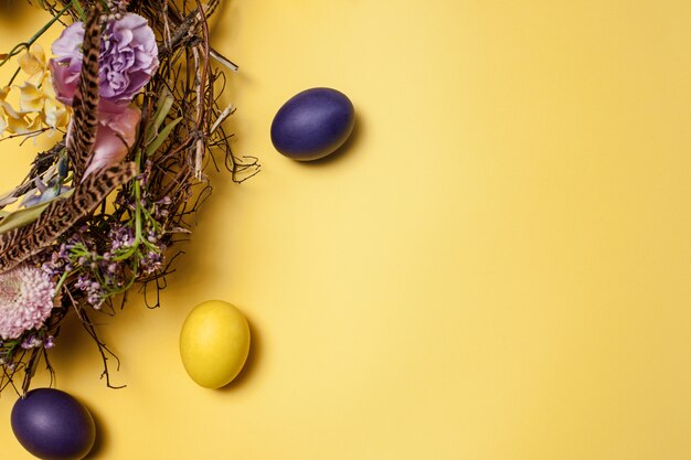 Tarjeta de pascua Huevos de Pascua pintados en nido en amarillo