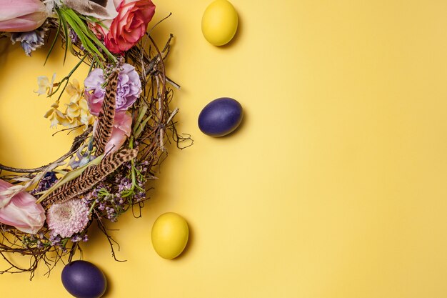 Tarjeta de pascua Huevos de Pascua pintados en nido en amarillo