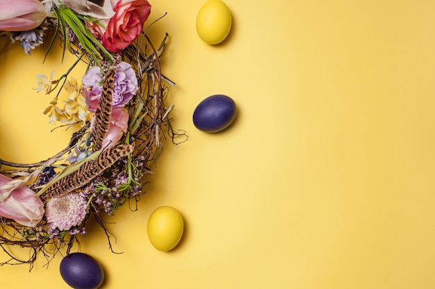 Tarjeta de pascua Huevos de Pascua pintados en nido en amarillo