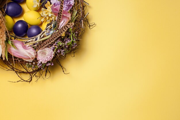 Tarjeta de pascua Huevos de Pascua pintados en nido en amarillo