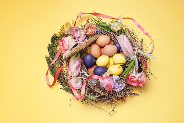 Tarjeta de pascua Huevos de Pascua pintados en nido en amarillo