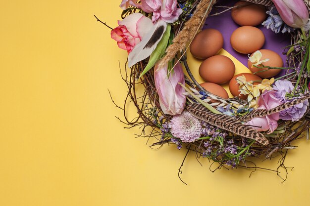 Tarjeta de pascua Huevos de Pascua pintados en el nido