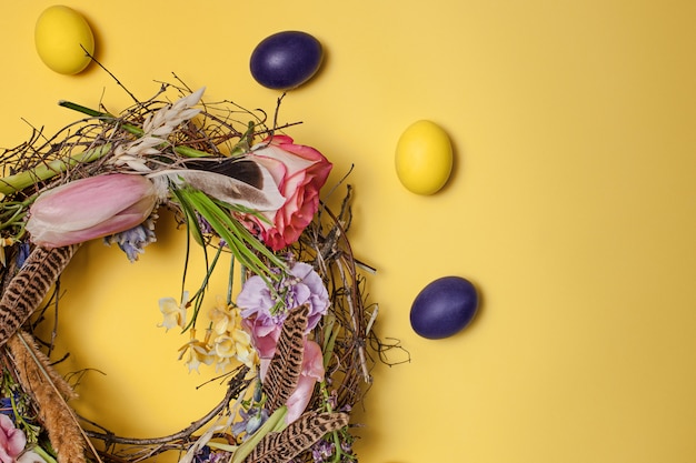 Tarjeta de pascua Huevos de Pascua pintados en el nido