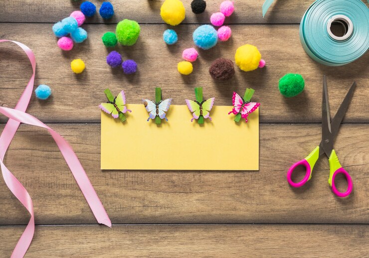Foto gratuito tarjeta postal de felicitación decorada con mariposa en la mesa de madera