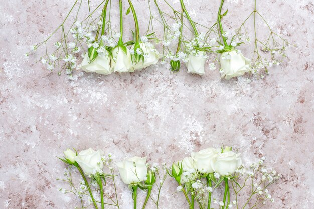 Tarjeta de primavera con rosas blancas y flores, vista superior