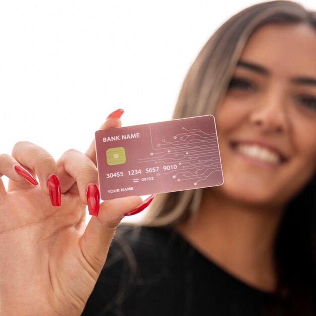 Tarjeta de primer plano con mujer feliz sosteniendo