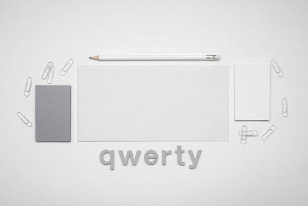 Tarjeta de visita minimalista y palabra qwerty