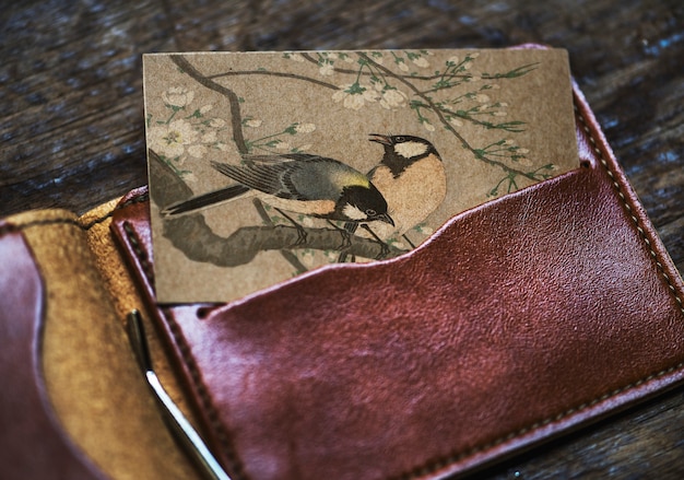 Tarjeta de visita con pájaros en una billetera.