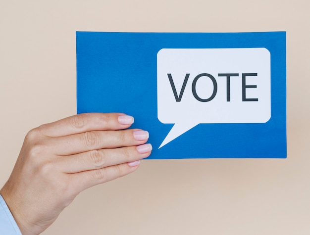 Tarjeta de vista frontal azul con bocadillo de votación con fondo beige