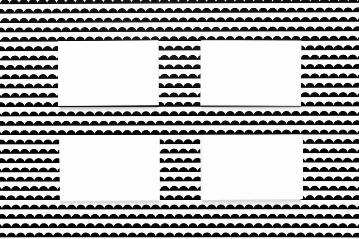 Foto gratuito tarjetas blancas sobre fondo estampado