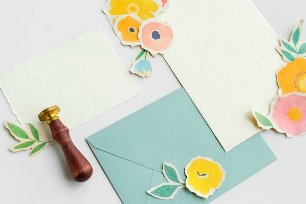 Foto gratuita tarjetas en blanco con flores artesanales de papel