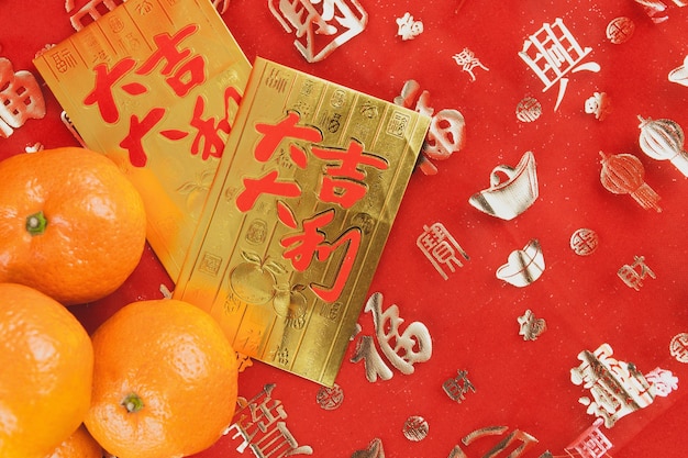 Tarjetas doradas para celebrar el año chino con mandarinas