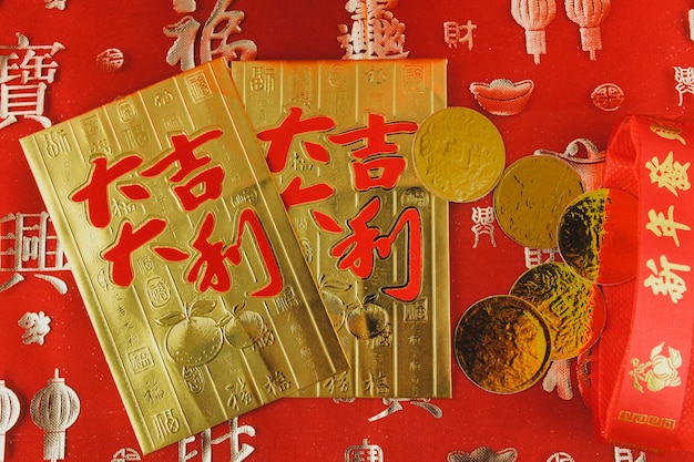 Tarjetas doradas con unas monedas encima