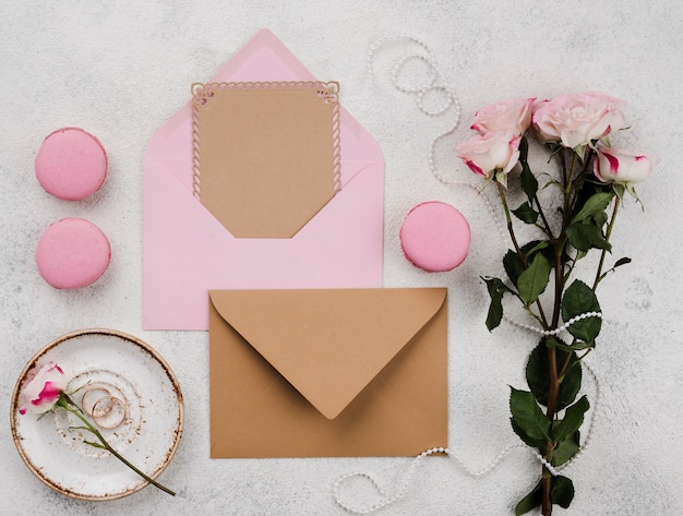 Foto gratuita tarjetas de invitación de boda con flores.