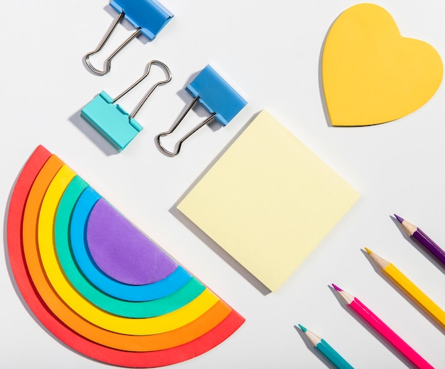 Tarjetas de notas adhesivas y herramientas escolares y papel arcoiris