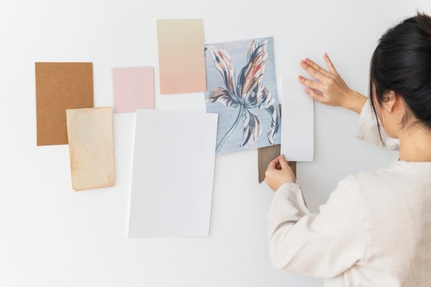 Foto gratuita tarjetas de papel en blanco en la pared