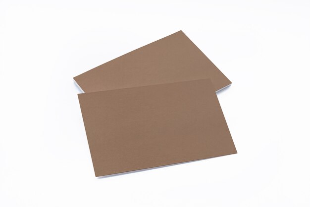Tarjetas de visita de cartón en blanco aisladas en blanco