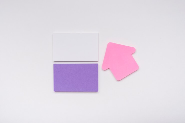 Foto gratuito tarjetas de visita minimalistas y flecha rosa