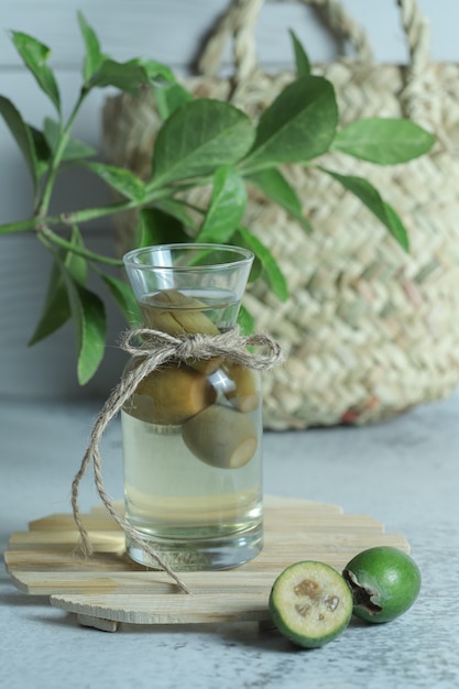 Tarro de compota casera de feijoa sobre fondo de piedra.