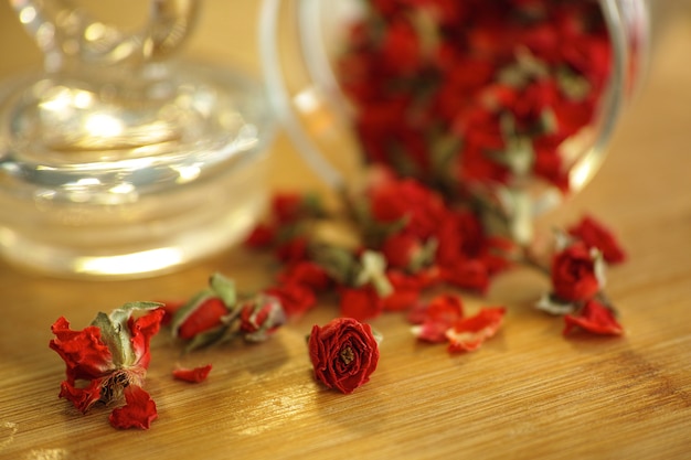 Tarro de cristal con pétalos rojos