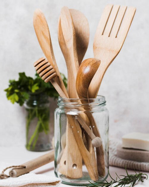 Tarro con cubiertos de madera y perejil