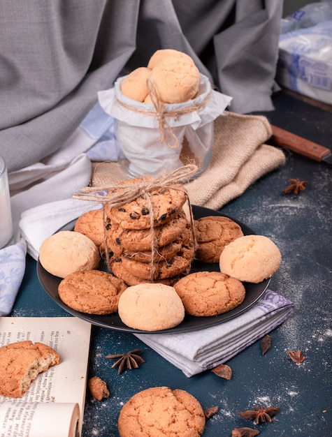 Foto gratuita tarro de galletas y plato de dulces