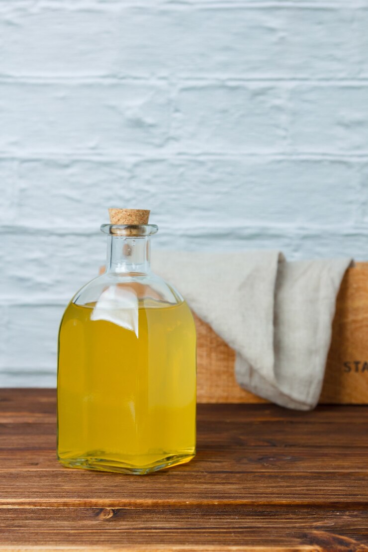 Foto gratuito tarro de jugo de limón de vista lateral con caja de madera y tela blanca sobre superficie de madera y blanca. espacio vertical para texto