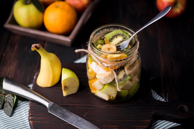 Tarro lleno de frutas saludables sobre la mesa