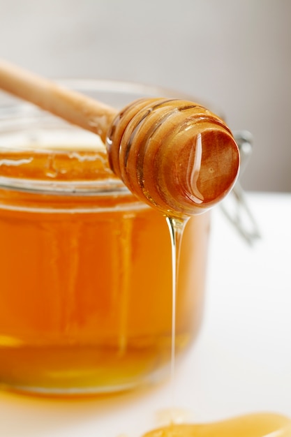 Tarro de miel con cucharón de madera