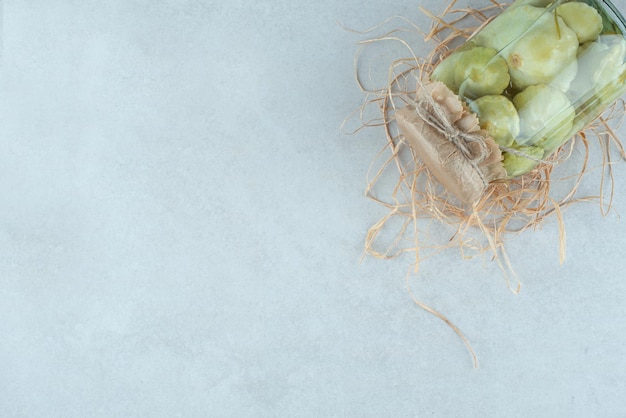 Un tarro de verduras en escabeche.