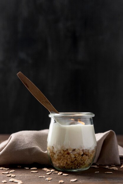 Tarro con yogurt natural y fruta