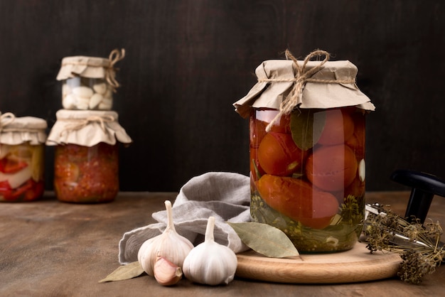 Foto gratuita tarros con verduras en escabeche