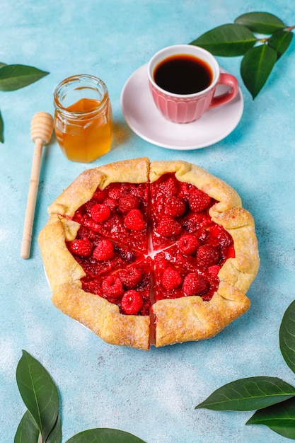 Tarta abierta, galette de frambuesa. Postre de bayas de verano.