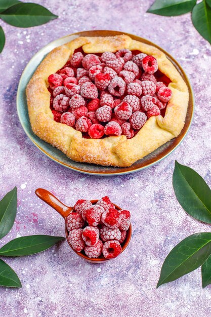 Tarta abierta, galette de frambuesa. Postre de bayas de verano.