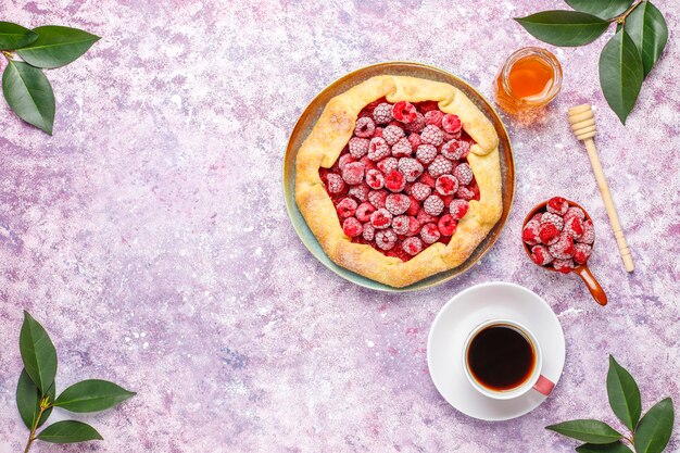 Tarta abierta, galette de frambuesa. Postre de bayas de verano.