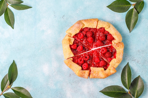 Foto gratuita tarta abierta, galette de frambuesa. postre de bayas de verano.