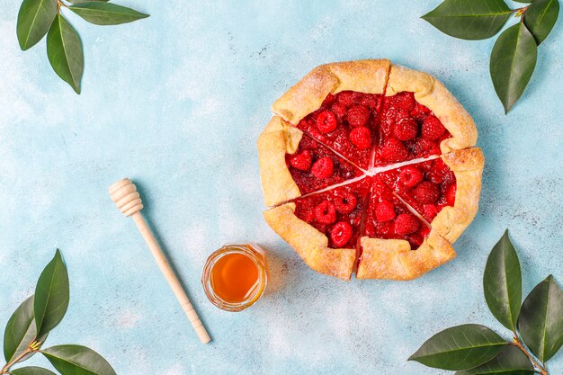 Tarta abierta, galette de frambuesa. Postre de bayas de verano.