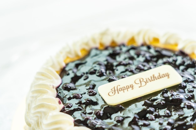 Foto gratuita tarta de arándanos con signo de feliz cumpleaños en la parte superior