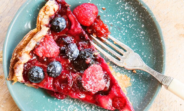 Tarta de bayas casera en una mesa de madera