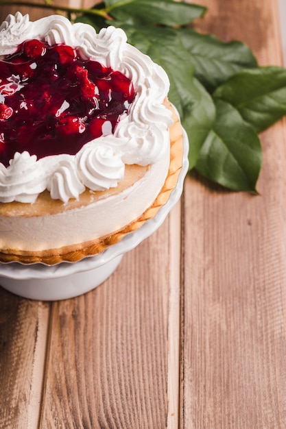 Tarta de Berry con flan con hojas verdes