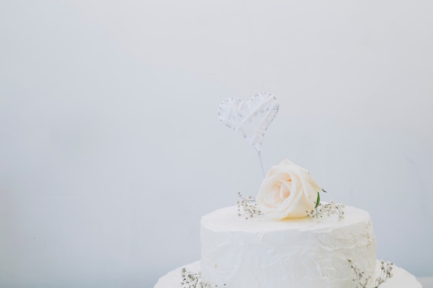 Foto gratuita tarta de boda con flores