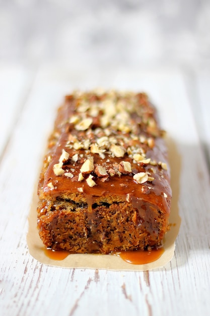 Foto gratuita tarta de brownie de caramelo con maní picado y nueces