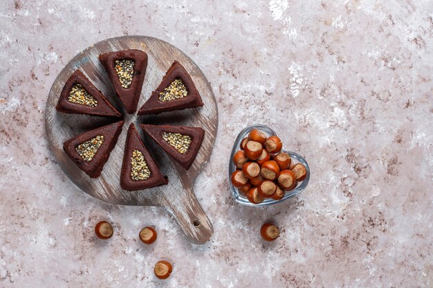 Tarta de brownie en rodajas con avellanas.