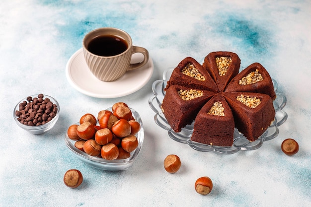 Foto gratuita tarta de brownie en rodajas con avellanas.